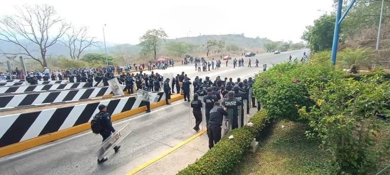  Elementos antimotines liberan la caseta de Chiapa de Corzo.           La policía estatal logró liberar la caseta de cobro en la carretera Chiapa de Corzo-San Cristóbal de las Casas, que había sido tomada por un grupo de personas no identificadas esta mañana.